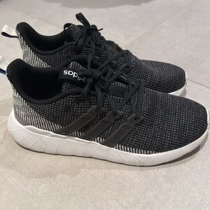 Men Adidas size 9.5 black white gray men sneaker shoes Que star flow sport gym